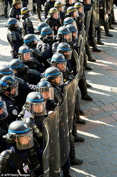 法国17万人抗议引冲突:124人被捕 24名警察受伤